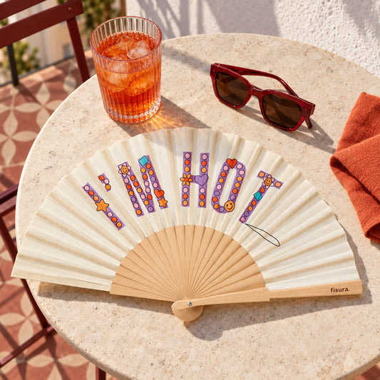 Leque “I’m Hot” com padrão de missangas em contexto