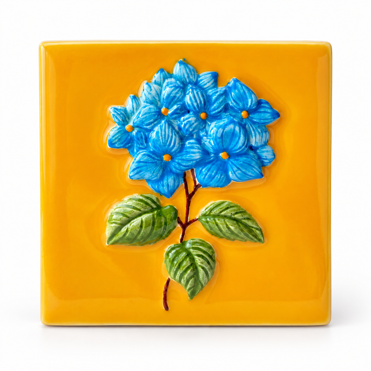 Azulejo de hortênsias em alto-relevo, pintado à mão, em cerâmica portuguesa