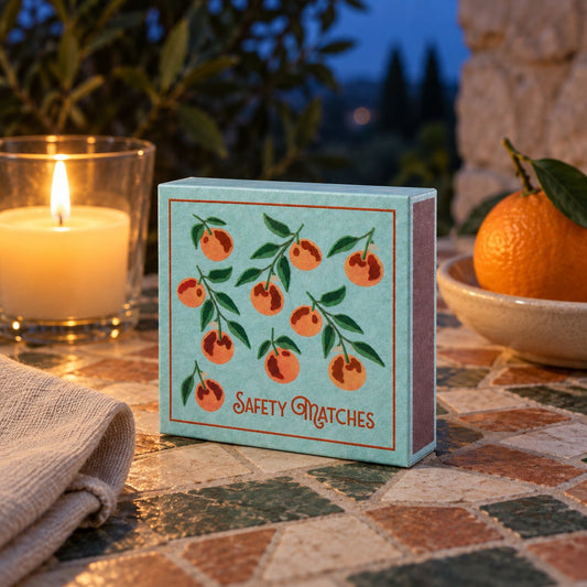 Fósforos de Segurança Oranges apresentados num ambiente decorativo