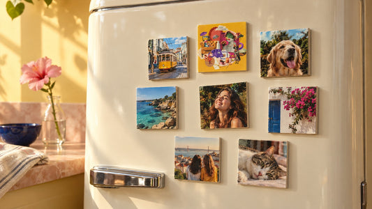Oito azulejos magnéticos personalizados com fotografias de viagens, pessoas e animais num frigorífico.