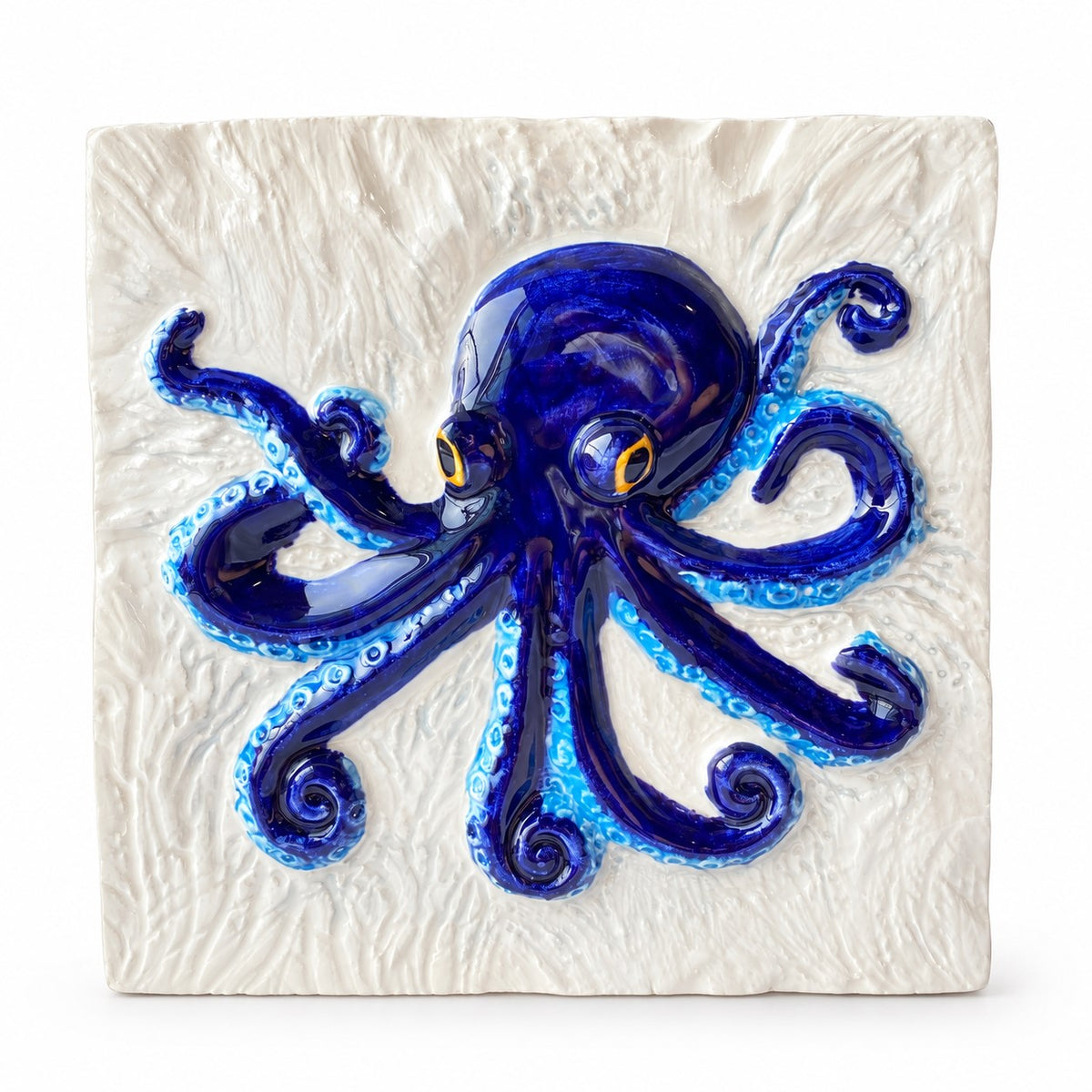 Azulejo de polvo em alto-relevo, pintado à mão, em cerâmica portuguesa