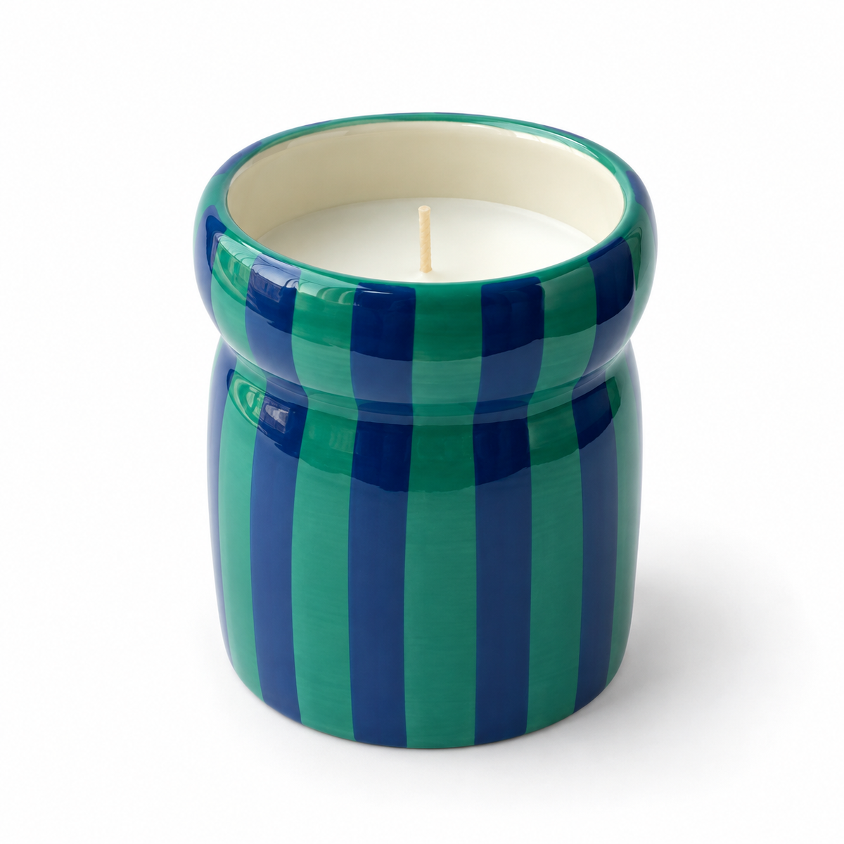 Vela Perfumada Balsam Fir em recipiente com riscas verdes e azul-marinho