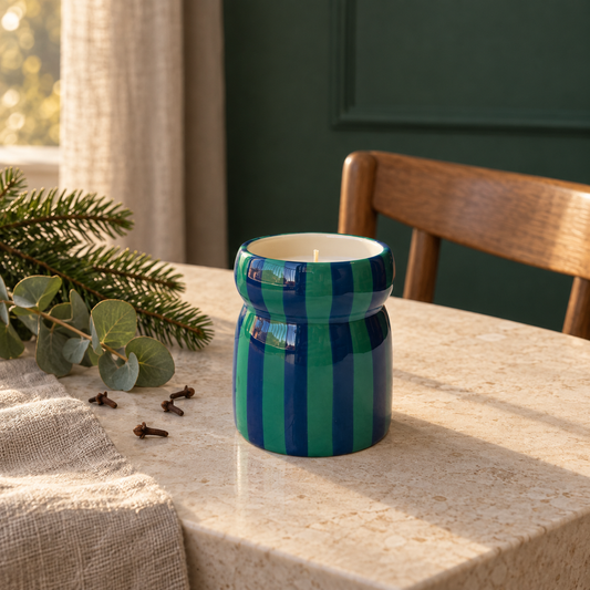 Vela Perfumada Balsam Fir num ambiente acolhedor com decoração de inverno