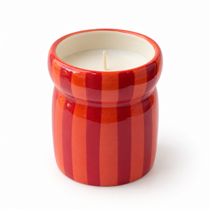 Vela Perfumada Spiced Apple em recipiente com riscas vermelhas e coral