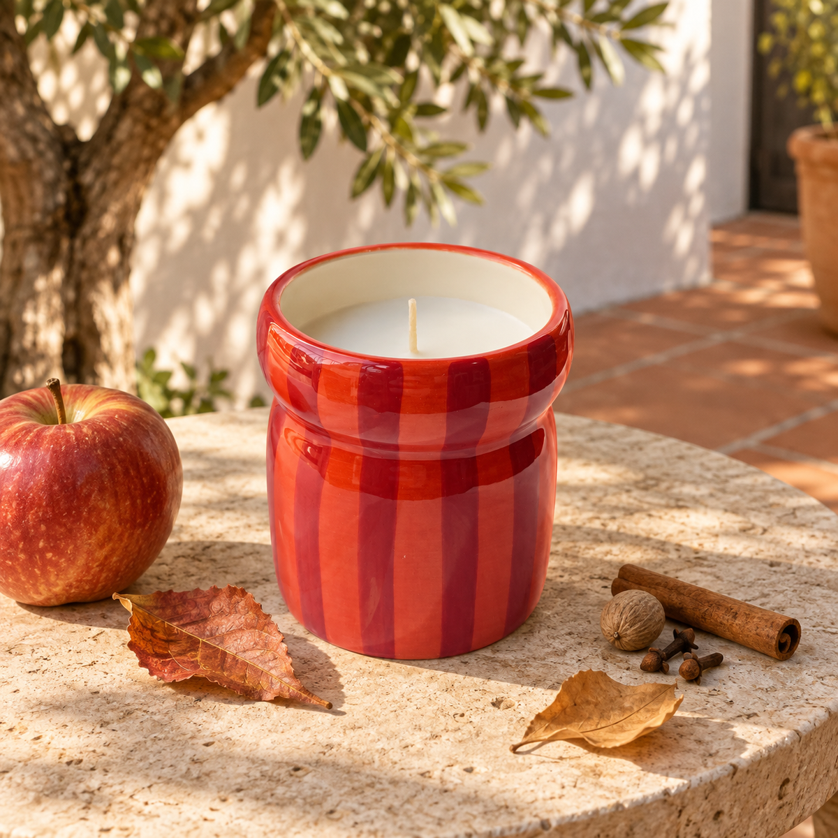Vela Perfumada Spiced Apple num ambiente acolhedor com decoração de outono