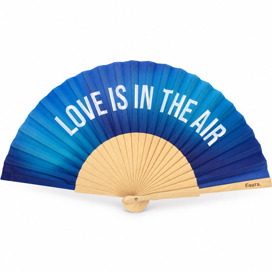 Leque “Love Is in the Air” aberto, com letras coloridas