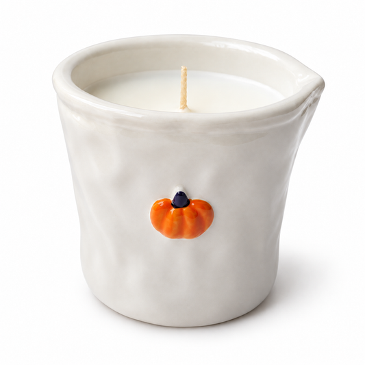 Vela Perfumada Pumpkin Spice em recipiente de cerâmica clara com motivo de abóbora