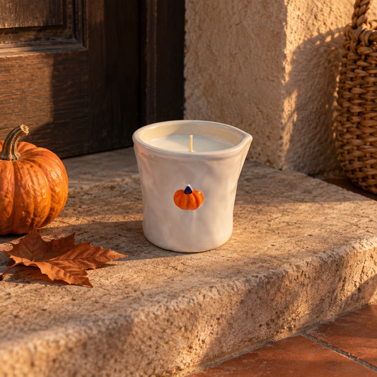 Vela Perfumada Pumpkin Spice num ambiente acolhedor de outono