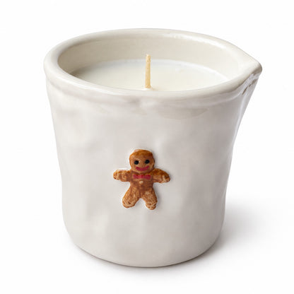 Vela Perfumada Gingerbread em recipiente de cerâmica creme decorado com bolachas de gengibre